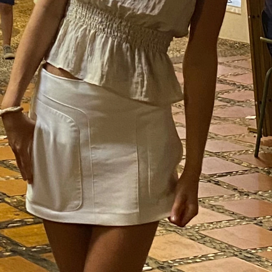 Vit kortkjol med fickdetaljer - 1