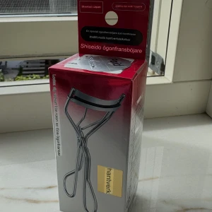 Shiseido Ögonfransböjare - Säljer denna helt oöppnade Shiseido ögonfransböjaren som jag köpte från Japan! Kommer även med 1 Shiseido Refill! På första bilden ser ni översättning från japanska till svenska. Väldigt populär i Japan, slutsåld på flera ställen. Pris kan diskuteras!