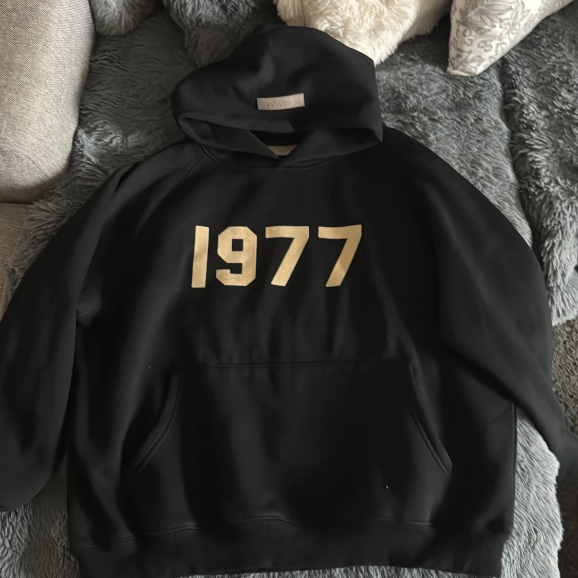 Svart Essentials 1977 hoodie