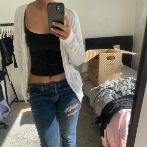 Tunn kofta - Vit kofta som jag har ingen anning vart den är ifrån, kommer inte ihåg vart jag köpte den. På lappen står de BasicU, vet ej vad det betyder. Men har aldrig kommit till användning och säljer drf. Tröjan är i bra skick, inga defekter. Kontakta mig vid frågor💕😊