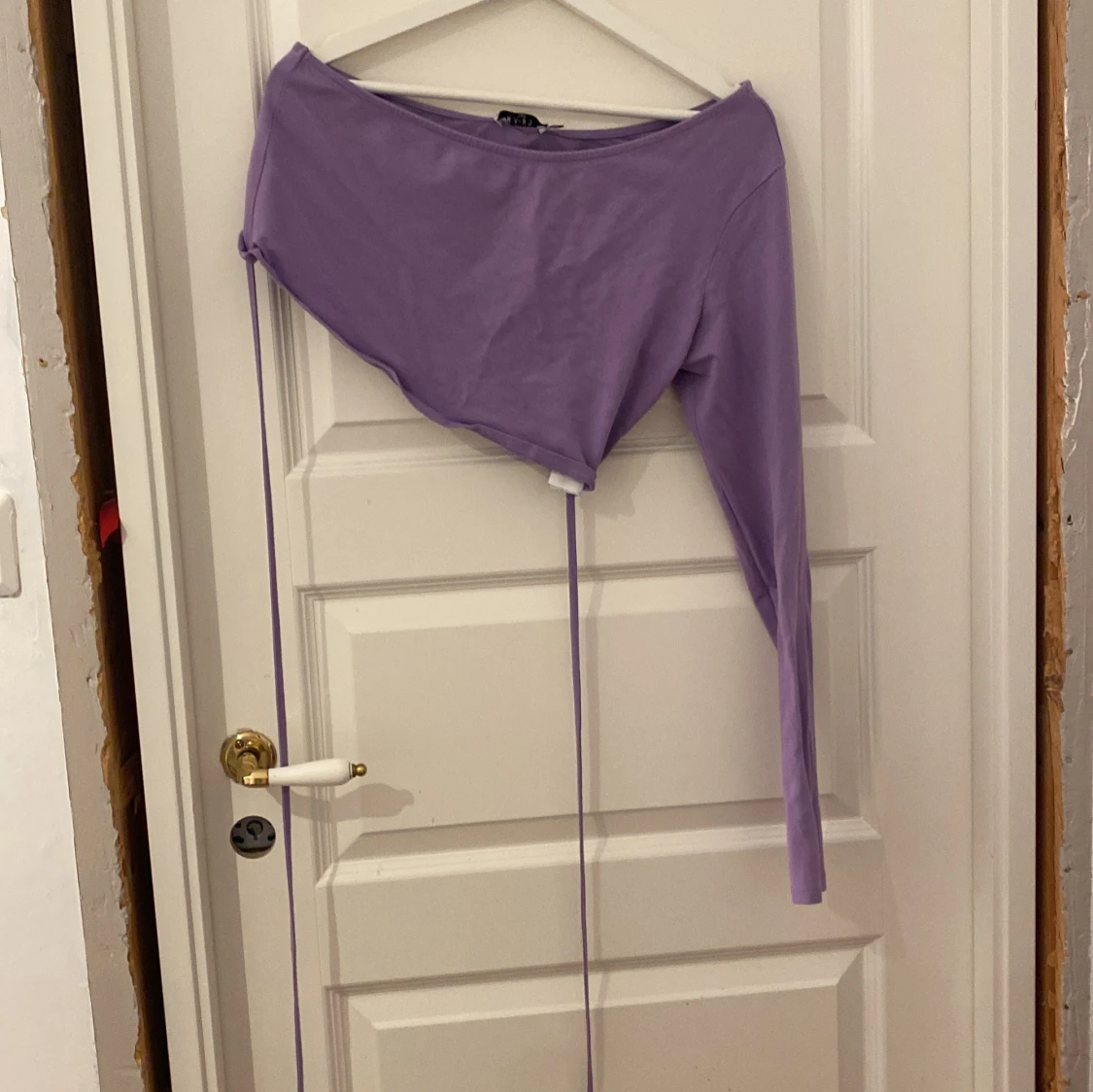 Lila oneshoulder topp från NA-KD