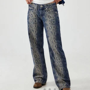 BDG blå jeans med ormmönster - Säljer ett par blå jeans från BDG med unikt ormmönster. Byxorna har rak passform. Helt ny bara testat på mig den.