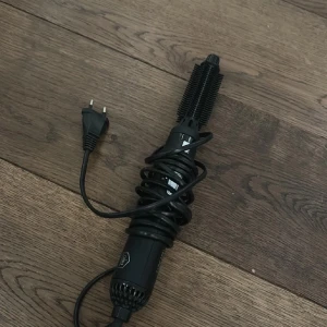 OBH Nordica varmluftsborste svart - En svart varmluftsborste från OBH Nordica med borsthuvud i plast och silverfärgade reglage. Perfekt för att styla och forma håret med volym. Utrustad med sladd och europeisk kontakt. Enkel att använda med flera värmelägen.