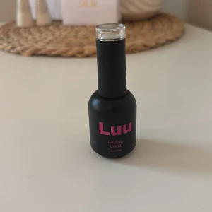 Luu Gel Colour UV/LED 307 - Luu Gel Colour UV/LED i färg 307, 15 ml. Snygg svart flaska med rosa text och praktisk penselapplikator. Perfekt för dig som vill fixa naglarna hemma med gel-lack som härdas i UV- eller LED-lampa.Färgen är vit och den är använda 2 gånger och på två övningsnaglar 💗