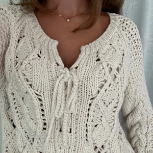  Stickad tröja med snörning - Superfin cremefärgad stickad tröja från odd molly med snyggt flätmönster och snörning vid halsen. 