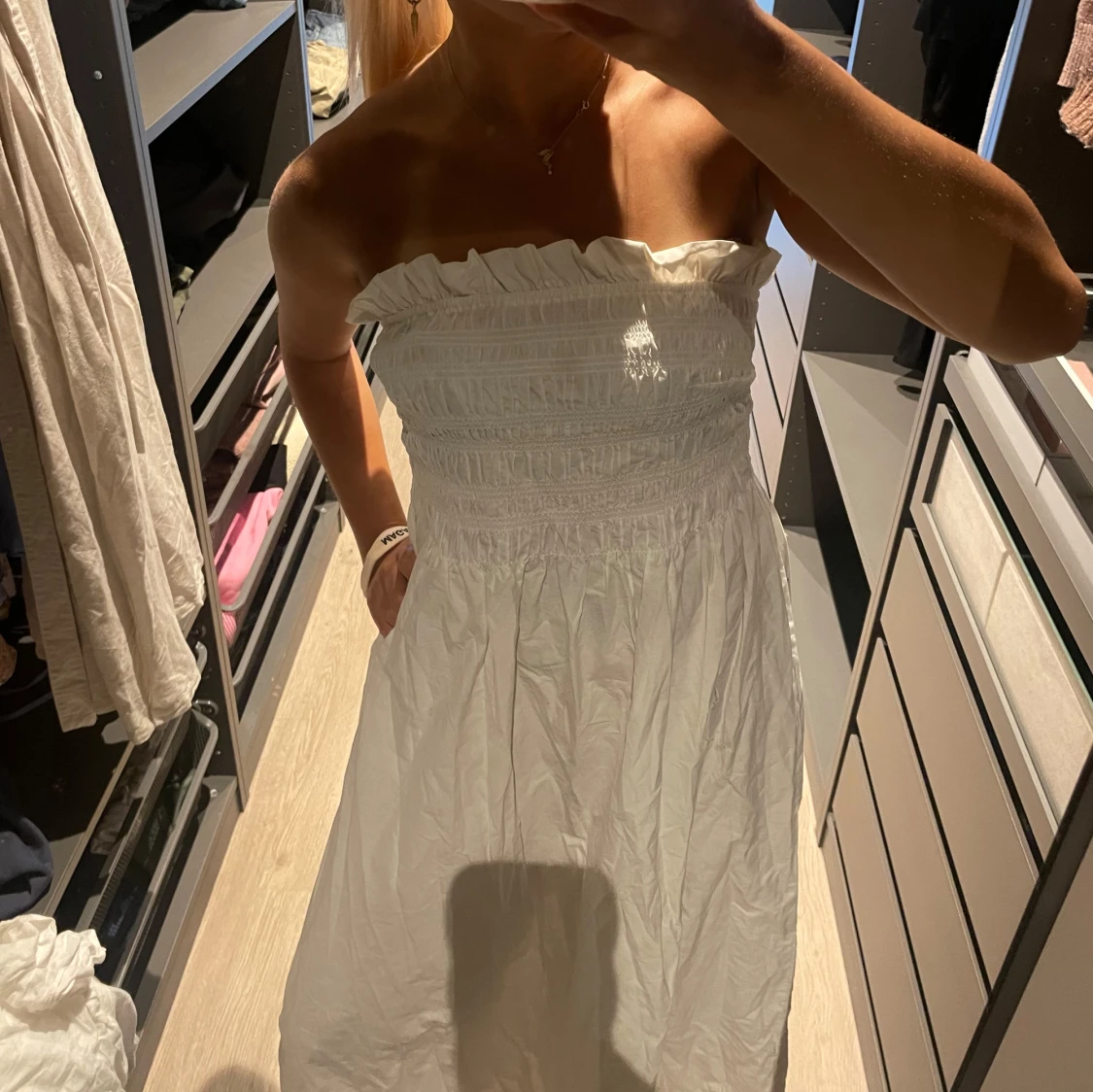 Vit axelbandslös sommarklänning