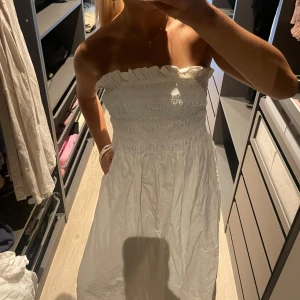 Vit axelbandslös sommarklänning - Vit långklänning från hm strl S bra skick!