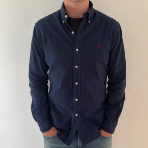 Ralph Lauren Skjorta - - Condition: 9/10 - Color: Navy Blue - Size: M - Retail price: 1749 SEK