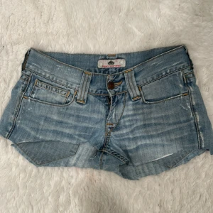 Lågmidjade jeansshorts 💗 - Har klippt de själv så därför de säljs väldigt billigt,  så ha inga höga krav då de inte är perfekta !😇😇skulle säga stl xs 
