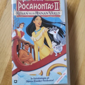 Pocahontas 2 VHS - 5 vhs för 65kr  Catagory: Barn filmar  Older: Barn tillåten  Tal: Svenska  Längd: cirka 70min  Please note that VHS tapes naturally degrade overtime even with proper care, therefore I cannot guarantee the condition of the tape's quality.  Pick up Obbola, can be brought to ica maxi, nus, vasaplan, or capio hc dragonen. Shipping avaible