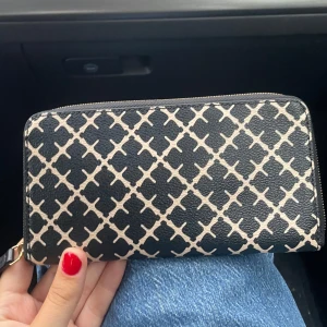 Stor Malene birger plånbok - Säljer denna snygga Malene birger plånboken, jag fick den för något år sen men den är oanvänd, därav priset! Den har inga som helst defekter och är i bästa möjliga skick. Den är elegant och passar till nästan allt.