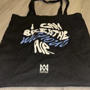  Marcus & Martinus tygpåse - Jag säljer min Marcus och Martinus tygpåse ”air edition”. Den är i nyskick använd 1 gång och inga fläckar eller defekter därav säljer jag den för 100kr❤️