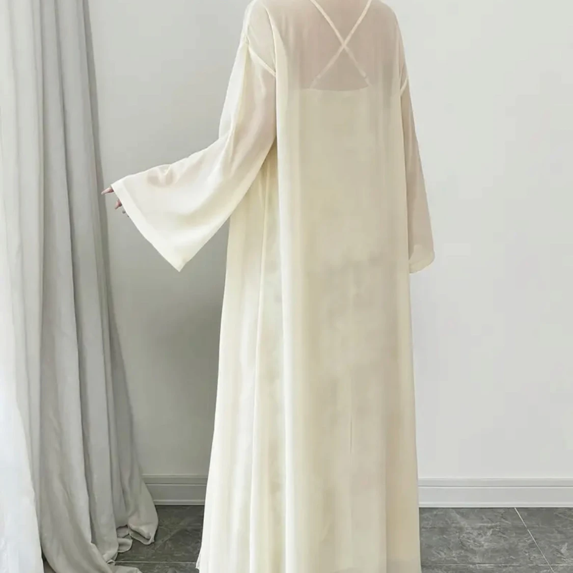 2 sett Champagnefärgad långklänning i satin med koftan  - 1