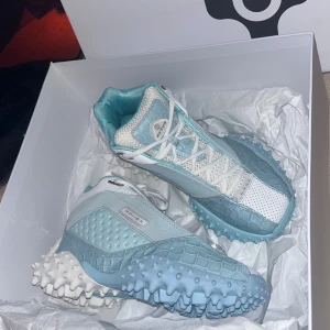 Eytys APHEX blå sneakers med chunky sula - Aldrig använda ✨✨Nypris 4000kr ✨.              💎Unika sneakers från Eytys i ljusblått och vitt med, chunky sula i gummi och krokodilpräglade detaljer. Perforerad tå för extra edge. Perfekta för dig som vill sticka ut med futuristisk vibe. Kommer med två reseskopåsar. 
