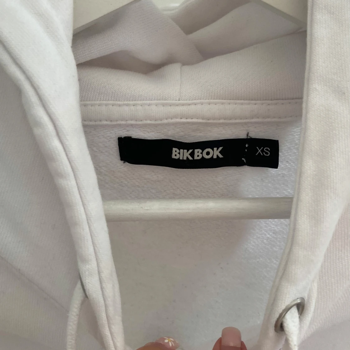 Vit hoodie med dragkedja från BikBok - 2