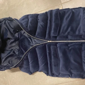 Vendiera  - Snygg mörkblå dunväst i manchester från Vendiera. Västen har en dragkedja framtill och praktiska fickor. Perfekt för kyliga dagar när du vill hålla stilen. 🧥Aldrig använd, limiterad kommer aldrig släppas igen. Defekt på sista bilden, knappen var redan borta när jag köpte den