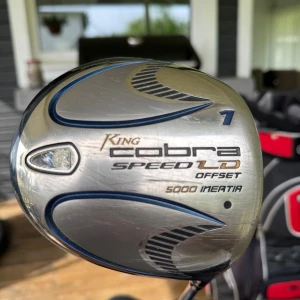 King Cobra Speed LD Offset 5000 Inertia Driver - Har tappat intresset för golf då jag säljer min driver. Snygg och kraftfull King Cobra Speed LD Offset driver, perfekt för dig som vill ta ditt golfspel till nästa nivå. Med lättviktig Bassara-skaft från Mitsubishi Rayon får du både fart och kontroll. Passar både nybörjare och erfarna golfare som vill sticka ut på banan.