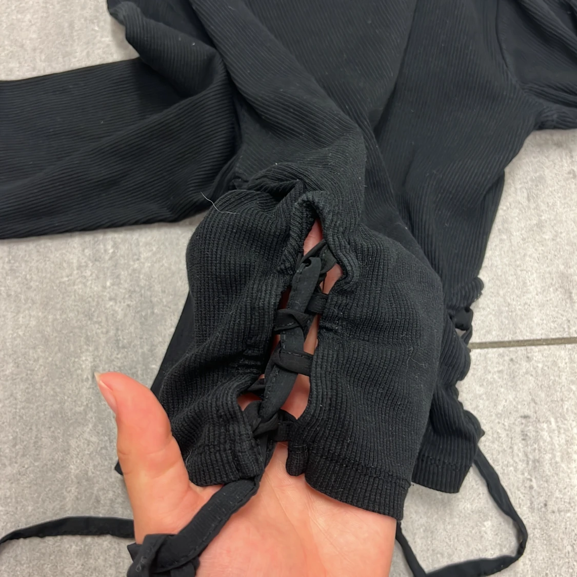 Svart ribbad topp med snörning FB Sister - 3