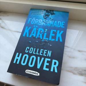 Förbannade kärlek - Colleen Hoover - Säljer denna pocketbok av Colleen Hoover, perfekt för dig som gillar starka känslor och romantik. Priset kan diskuteras!