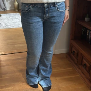Blå bootcut jeans - Bootcut jeans som jag har sytt mer lågmidjade, syns eller känns inte någonstans så bra gjort☺️Inga tydliga skavanker. Tar gärna emot prisförslag💕