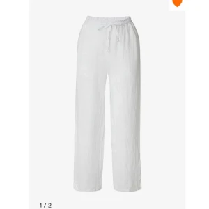 Vita linnebyxor  - Vita linnebyxor från Chelsea Girls med fickor framtill💘