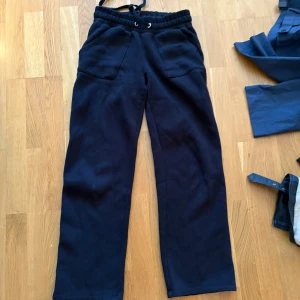 Lager 157 mjukis byxor  - Svarta lager 157 byxor säljes. Väldigt liten defekt (bild3) knappt märkvärdigt, därav pris