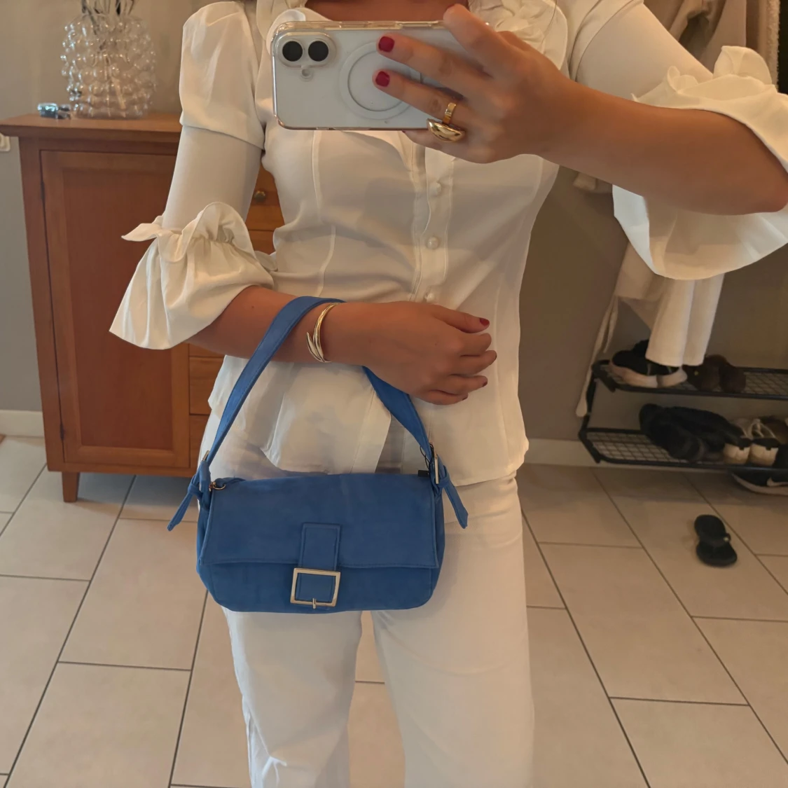 Blå axelväska i mocka med spänne - 2