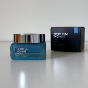 Biotherm Homme T-Pur Blue Face Clay Mask 50 ml - Ny Biotherm Homme T-Pur Blue Face Clay Mask är en av de bästa ansiktsmaskerna för män! 🗣️Rengör huden, förfinar hudytan och gör den mjukare, och behagligare. Perfekt för att få bort orenheter och ge huden en fräschare känsla. Lätt att applicera, och sköljs enkelt bort med vatten. 🏷️Originalpris 450 kr. Priset kan diskuteras.