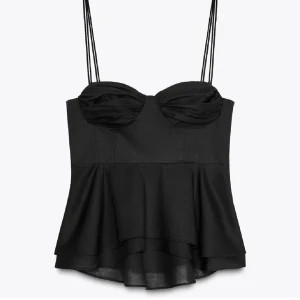 Svart korsettopp med volang - Supersnygg trendig svart korsettopp från Zara!! Aldrig använd bara testad och har prislappen kvar💕💕