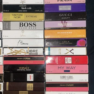 Mixade parfymer från kända märken - Stort urval av parfymer i 33 ml förpackningar från märken som Tom Ford, Prada, Burberry, Armani, D&G, Moschino, Lacoste, Creed, Valentino och fler. Färgglada och stilrena kartonger i olika färger som brunt, orange, svart, guld och rött. Perfekt storlek för att ta med sig i väskan.