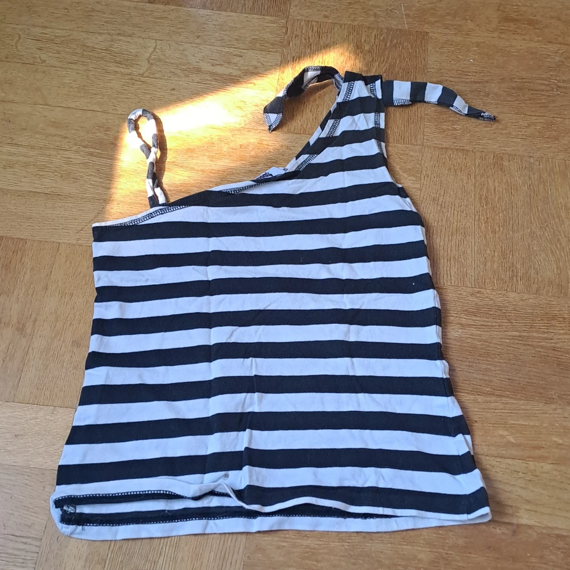 Randig oneshoulder topp  - 1