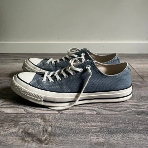 Converse chuck low   - Säljer converse chuck low, inte så använda och passar för storlek 43 men lite trångt för 44 men kan fungera. 