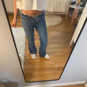 Bootcut jeans från Zara - Säljer ett par bootcut jeans från Zara i storlek 34! Dom är mellanmidjade men är jätte fina när man viker ner dom. Dom skulle passa XS-S bra! Skriv för frågor eller fler bilder och priset går såklart att diskutera! 💕
