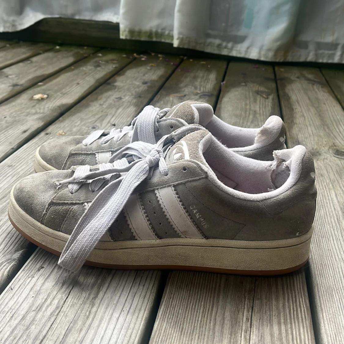 Grå Adidas Campus sneakers i mocka - 1