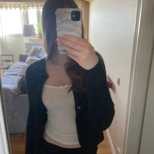 Kofta  - Svart kofta som aldrig kommit till användning. Den är i strl S och sitter super fint på🫶🏻Eftersom koftan är oanvänd så är den också i nyskick🙌🏻Skriv vid frågor eller egna bilder då alla är lånade. (Köpt för 399, pris kan diskuteras)