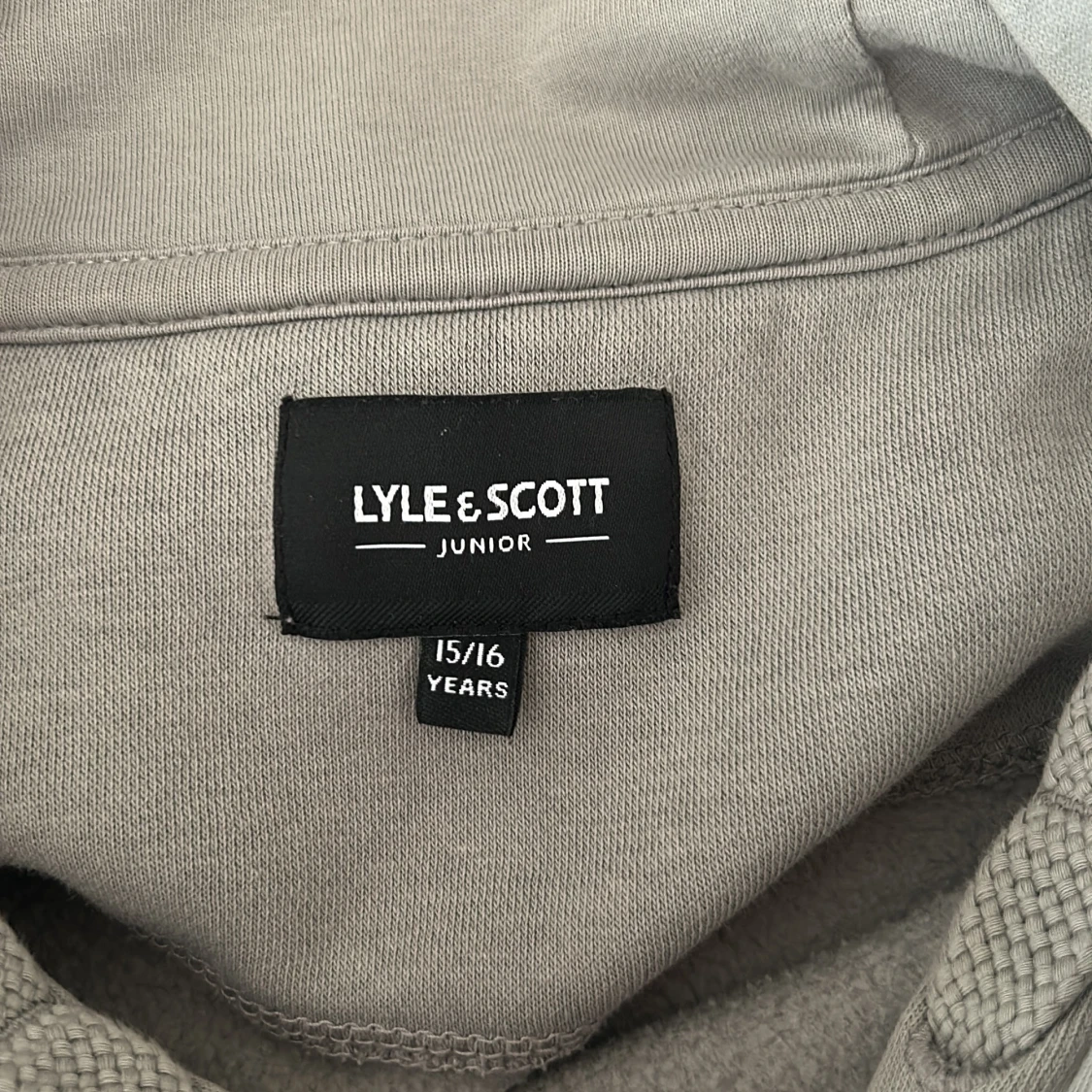 Grå hoodie från Lyle & Scott - 2