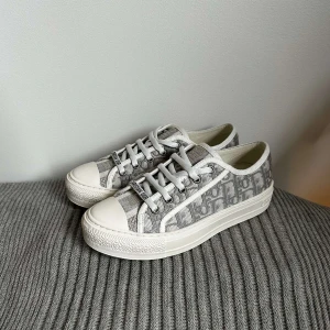 Walk N Dior Skor - Riktigt snygga dior skor i modellen Walk’N’Dior | 10/10 skick | Kvitto finns | Ny pris 10 000kr vid snabb affär 3799kr