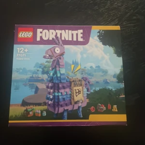 LEGO Fortnite Supply Llama 77071 - Bygg din egen ikoniska Fortnite Supply Llama med detta LEGO-set! Perfekt för fans av spelet och kreativa byggare från 12 år och uppåt. En färgglad och rolig samlarpryl som passar perfekt på hyllan eller skrivbordet.