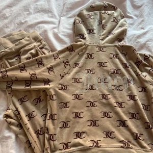 Juicy Couture dress - Juicy Couture dress i beige velour med bruna JC-loggor 