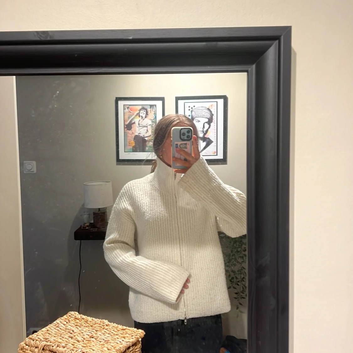 Vit stickad kofta med dragkedja