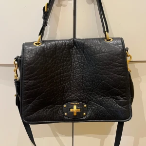 Svart väska från Miu Miu - Snygg svart axelväska från Miu Miu. Mycket fint skick och köpt på Vestiaire!
