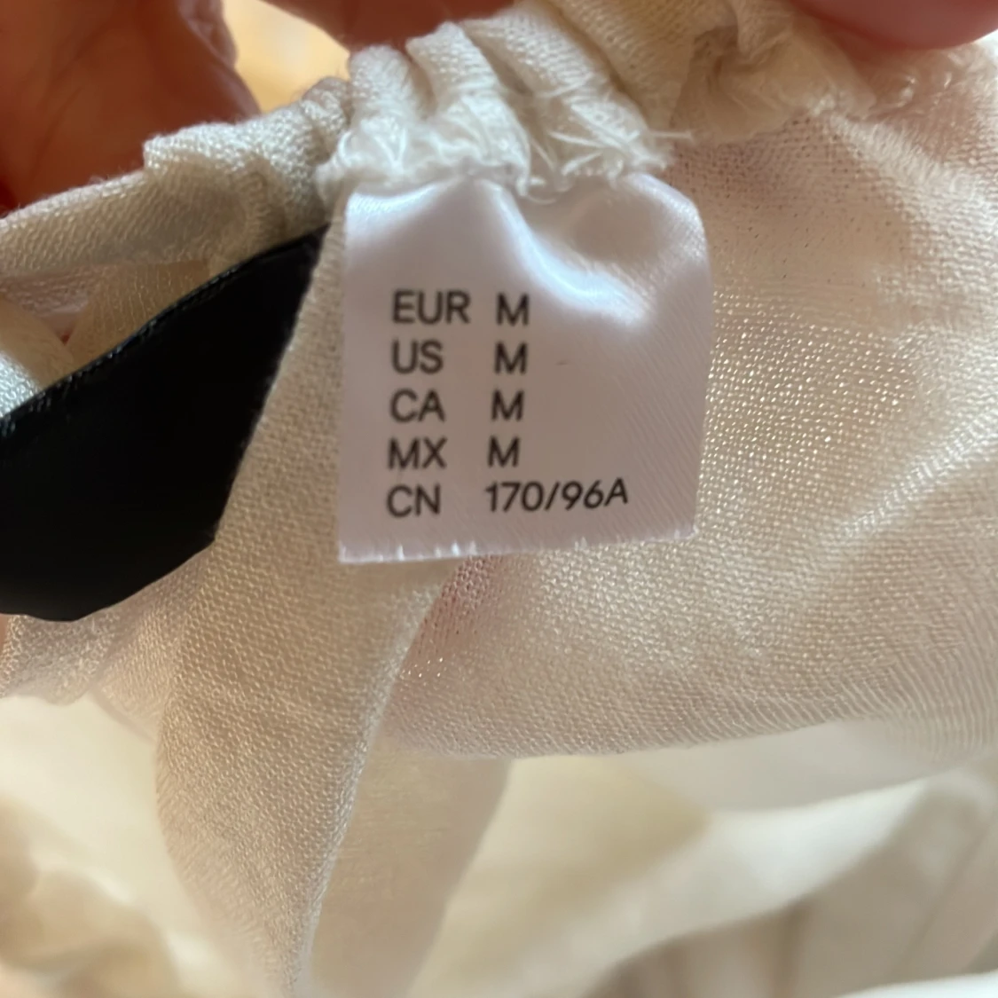 Vit sommarklänning med smala axelband - 2