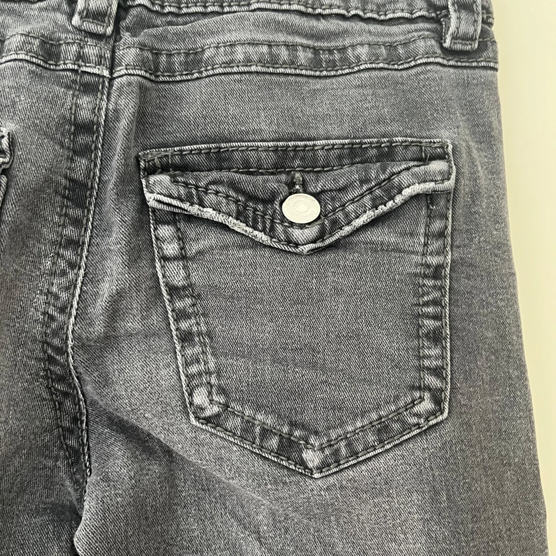 Grå bootcut jeans från Gina Tricot - 3