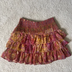 Volangkjol - Storlek M men är inlämnad hos skräddaren så den passar på mig som bär XS/S💕Inga dynligs defekter, bortsett från att dragkedjan kan vara lite trög ibland!