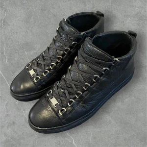 Söker!!! - Söker arenas i storlek 40-41 kan vara höga eller låga o kan va vilken färg som finns inte bara svarta