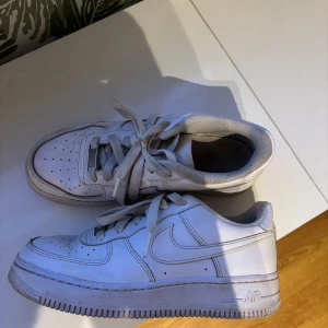 Nike Air Force 1 - Säljer mina Nike Air Force 1 i storlek 37,5 då de inte används på typ ett år och inte har användning för dem något mer💕 
