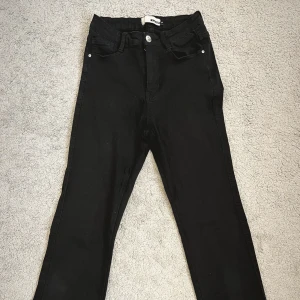 Svarta bootcut jeans från Laulia - Säljer ett par svarta bootcut jeans- de sitter väldigt fint både fram och bak. De är inte heller super jobbiga att ha på sig- det är ett mjukare, skönare material!