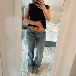 Lowwaist bootcut jeans - Säljer ett par lowwaist jeans. Modellen har låg midja och bootcut-ben. aldrig använda! ✨Slutsålda på hemsidan, så passa på✨