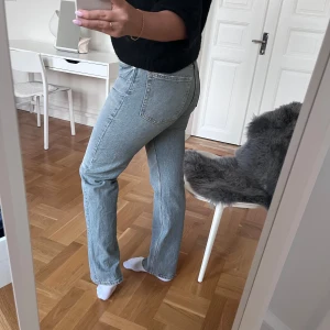 Straight Zara jeans - Straight zara jeans i medelhög midja strl 38