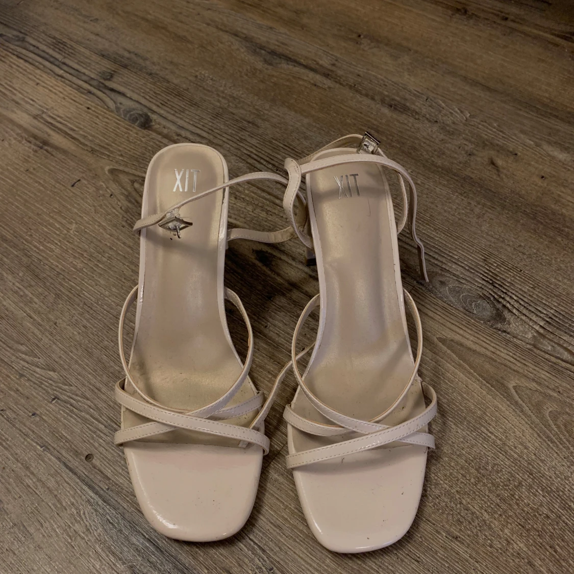 Beige sandaler med klack från XIT - 1